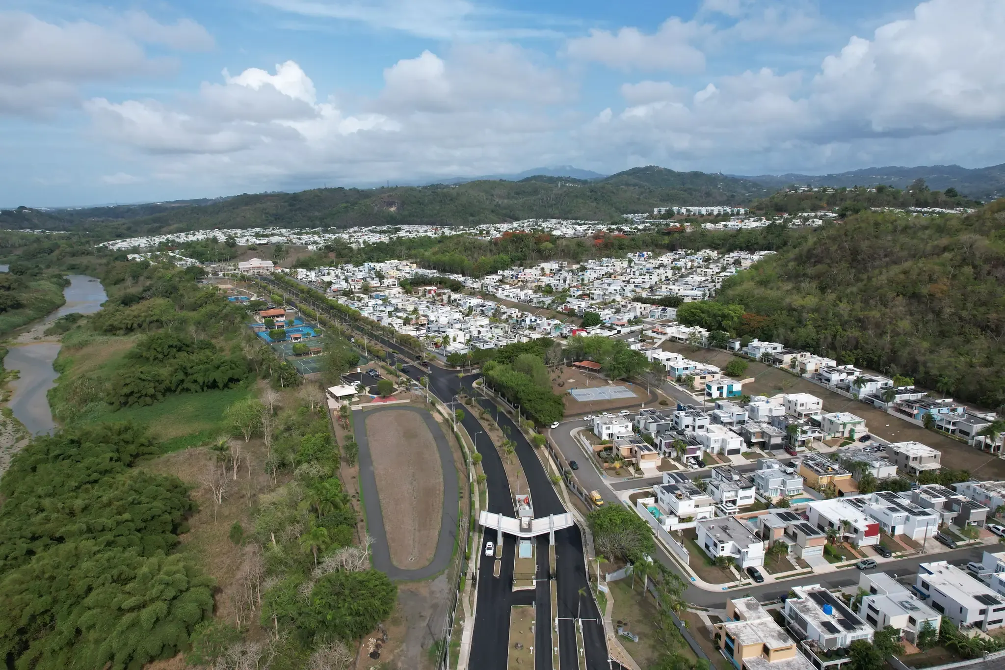 El Complejo Encantada junto al río, vista aérea