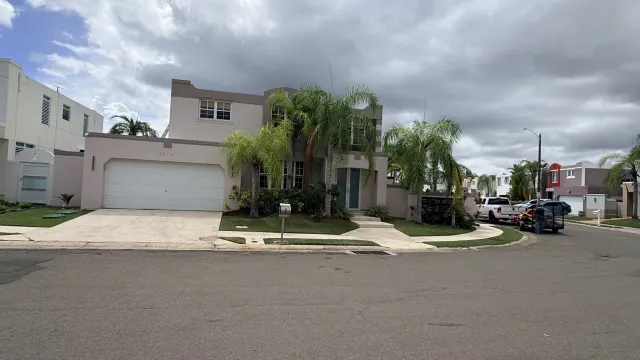 Fachada de casa con jardín, Complejo Encantada, Trujillo Alto