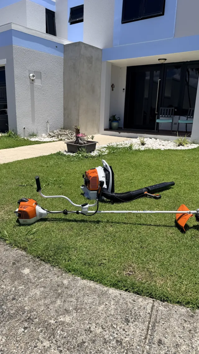 Equipo de jardinería en un patio de Encantada