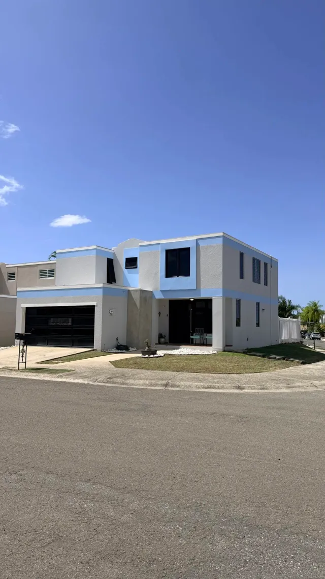 Fachada de casa en esquina, Complejo Encantada